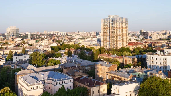 Casas de apartamentos na cidade de Kiev na primavera amanhecer — Fotografia de Stock