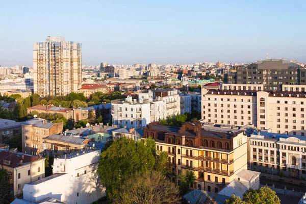 Bâtiments résidentiels à Kiev au printemps aube — Photo