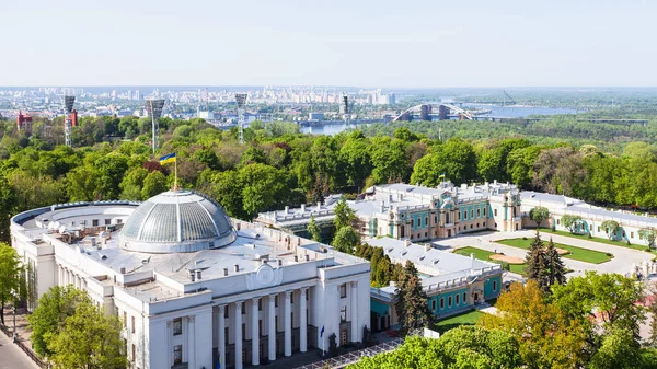 Panorama města Kyjev s stavební Rada na jaře — Stock fotografie