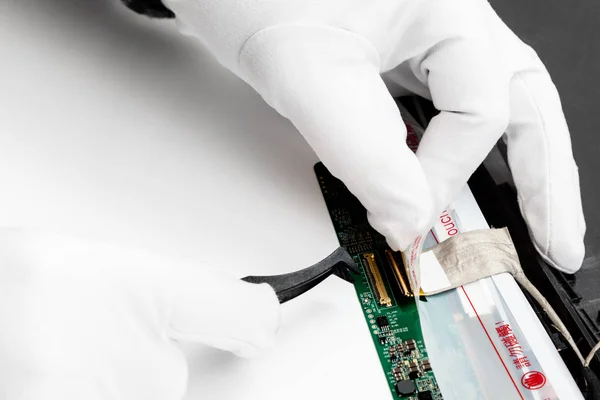 Repairman detaches the contacts of laptop screen — Stock Photo, Image