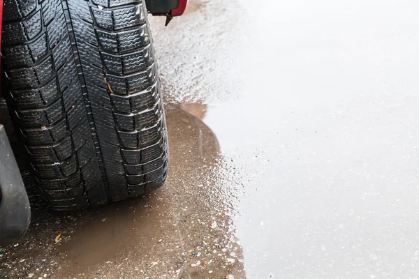Vista del pneumatico del veicolo su strada bagnata — Foto Stock