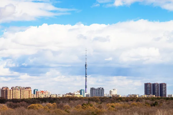 Paesaggio urbano di Mosca con torre TV e parco in primavera — Foto Stock