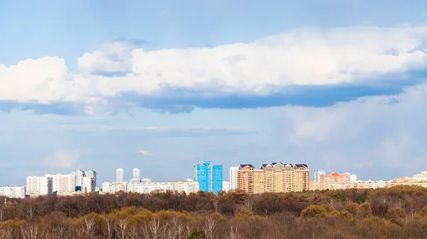 Panoramę Moskwy z miejskiego parku wczesną wiosną — Zdjęcie stockowe
