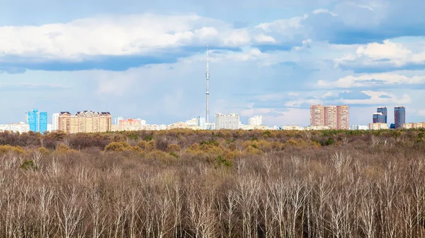 Вид на городской парк и город Москва с телебашней — стоковое фото