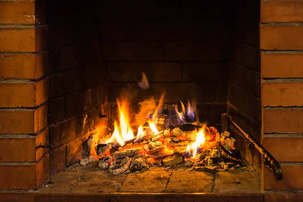 Fuego en maderas quemadas en la chimenea —  Fotos de Stock