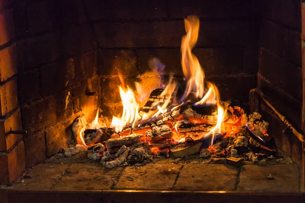 Φλόγα σε ξύλα στο τζάκι — Φωτογραφία Αρχείου