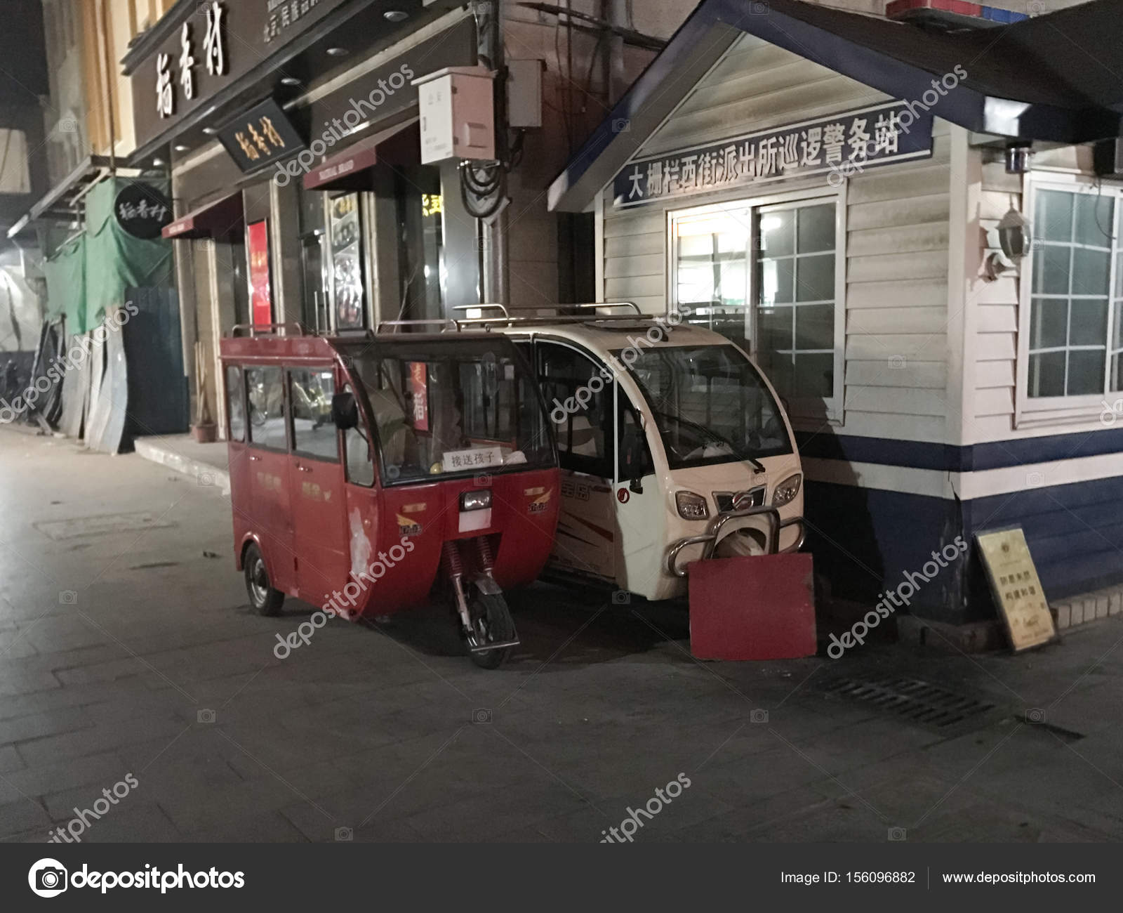 urban-transport-in-hutong-area-of-beijing-stock-editorial-photo