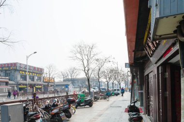insanlar ve otoparklar Liangshidian Caddesi üzerinde