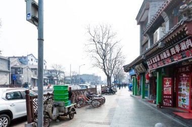 kişi, Restoran ve otoparklar Caddesi üzerinde