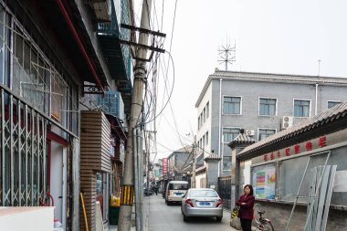 insanlar Liangshidian sokakta dar sokak üstünde