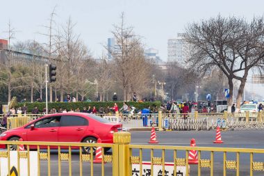 insanlar Qianmen Caddesi üzerinde yeşil Boulevard