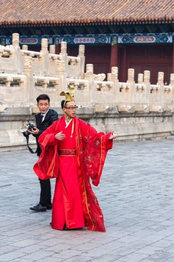 adam geleneksel kostüm ve fotoğrafçı