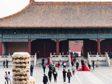 İmparatorluk atalarının mahkeme tapınağı ziyaret edenler