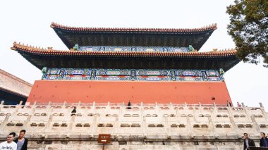 turistler Imperial Ancestral Temple Pekin'de yakınındaki