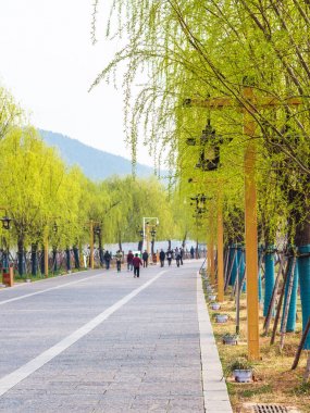 insanlar sahildeki Longmen mağarasını için yürüyüş