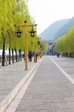 setin turistlere Longmen mağarasını için yürüyüş
