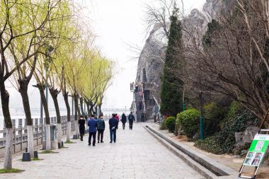 setin Longmen Yi Nehri'nin üzerinde ziyaretçi