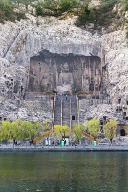 Big Vairocana heykeli ile Batı Hill