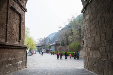 Bahar Longmen mağaralara gate yakınındaki ziyaretçi
