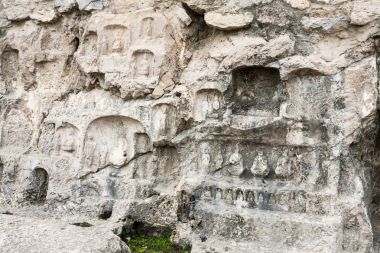 oyma Longmen Hill'de Batı yamacında