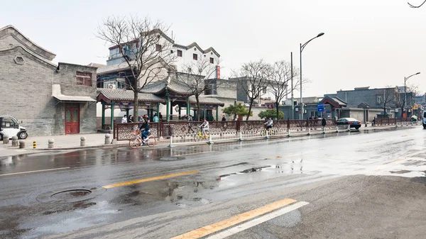 Mensen en fietsen in Peking in ochtend — Stockfoto