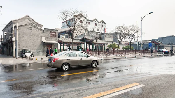 Personnes et voitures dans la rue à BEIJING — Photo