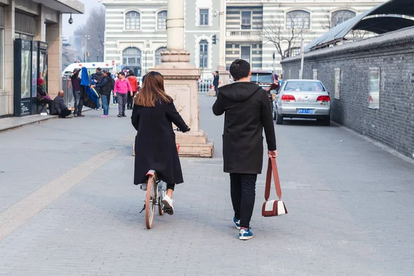 As pessoas caminham para Zhengyangmen East Railway Station — Fotografia de Stock