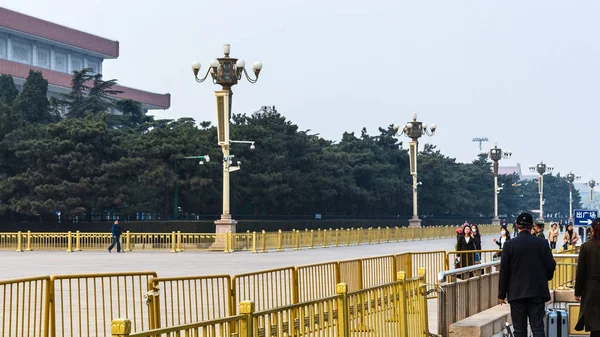 People near entrance on Tiananmen Square — Stock Photo, Image