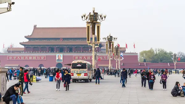 Odwiedzający i widok pomnika Tiananmen — Zdjęcie stockowe