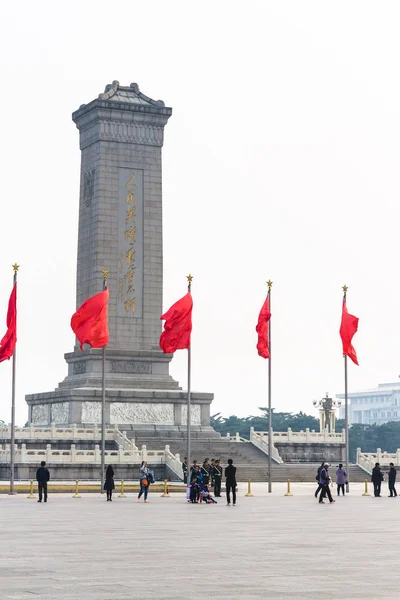 Tourists and red flags near Monument to Heroes — Stock Photo, Image