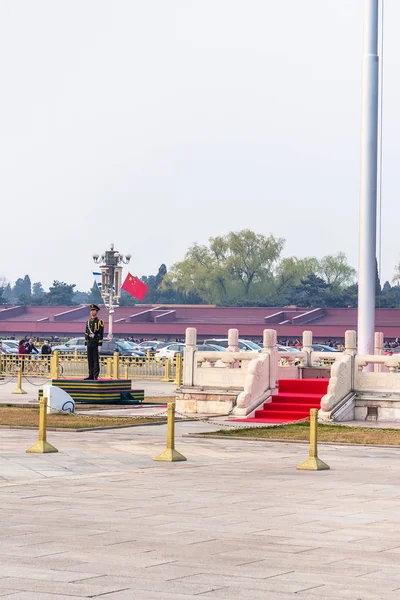 Ehrengarde in der Nähe der Flagge des Staates auf dem Platz des Himmlischen Friedens — Stockfoto