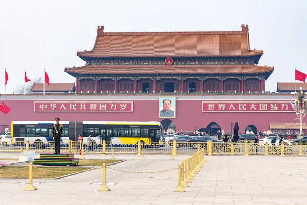 Straży honoru i widok The Tiananmen pomnik — Zdjęcie stockowe