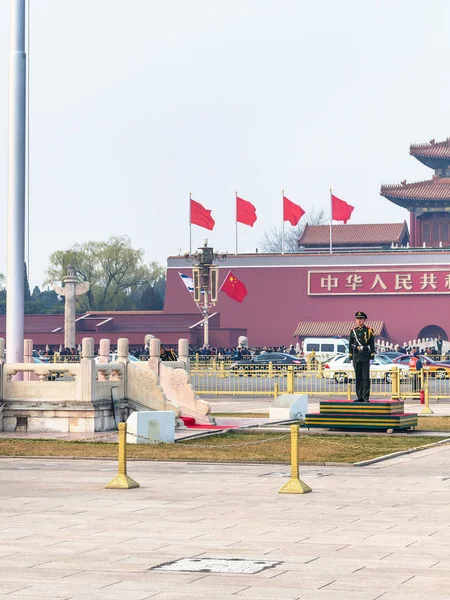Guardia de honor cerca del asta de bandera en la Plaza de Tiananmen — Foto de Stock