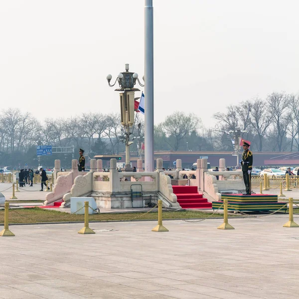 Guardia de honor cerca del asta de la bandera del estado en Tiananmen — Foto de Stock