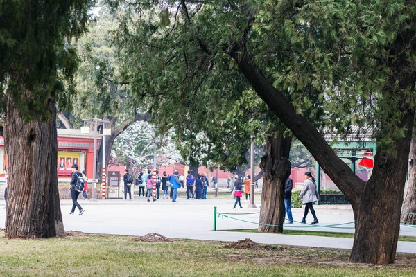 Visiteurs dans le parc public de Pékin au printemps — Photo