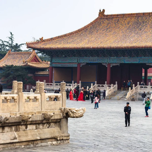 People on courtyard of Imperial Ancestral Temple — Stock Photo, Image