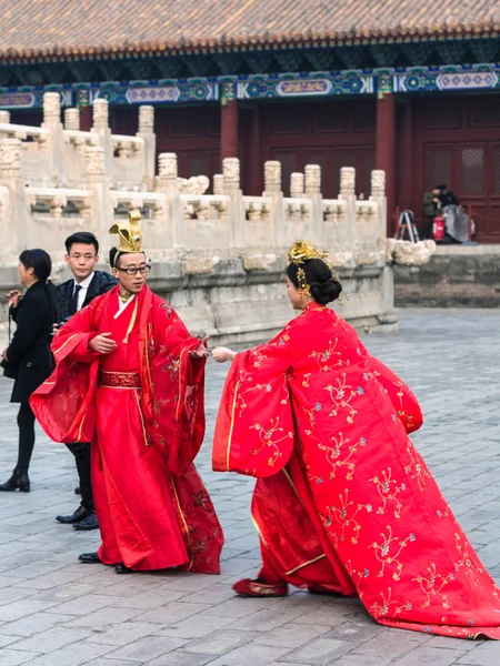 在传统的礼服和摄影师夫妇 — 图库照片