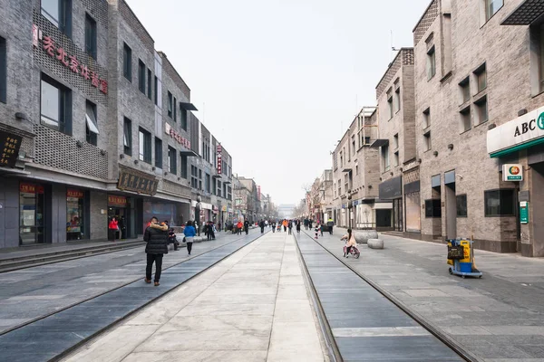 Menschen in der zentralen Fußgängerzone qianmen — Stockfoto