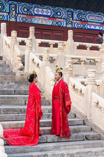 пара в традиционных платьях на ступенях Храма
