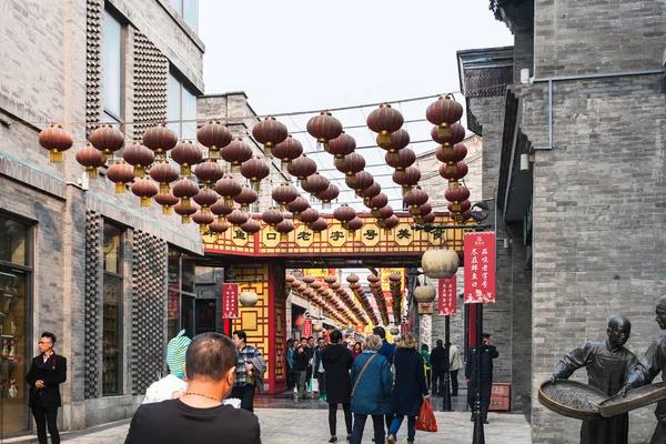 Turystów w pobliżu sklepów przy wyłączonej z ruchu kołowego ulicy Qianmen — Zdjęcie stockowe