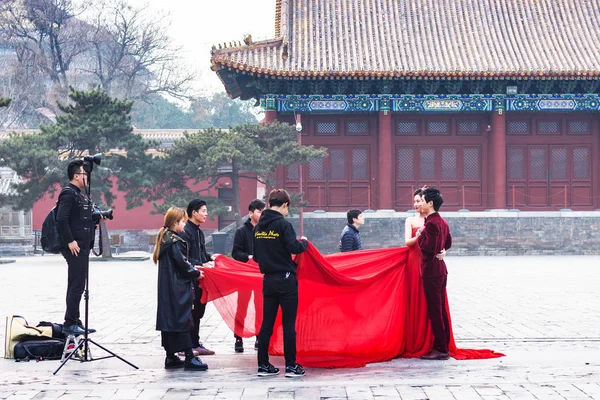 People in photosession on court of Temple — Stock Photo, Image