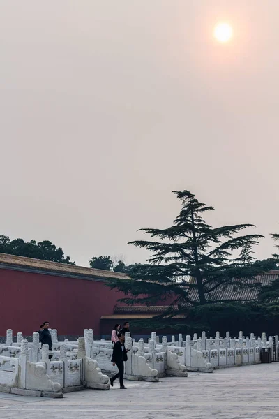 Turistas cerca de la puerta en Imperial Ancestral Hall — Foto de Stock