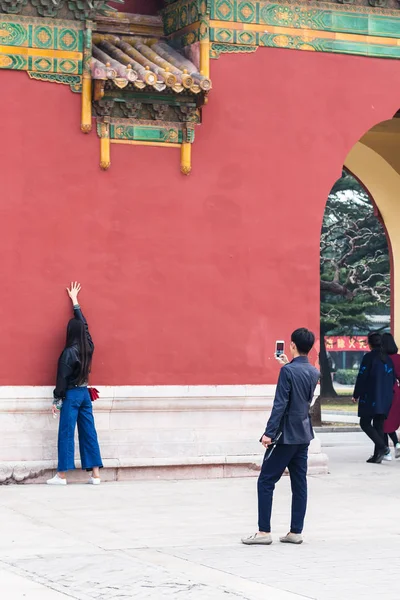 Turystów wziąć zdjęcie w pobliżu bramy w Pekinie — Zdjęcie stockowe