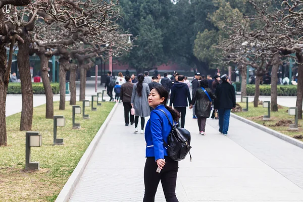 Tourists on alley in public park in Beijing — Stock Photo, Image