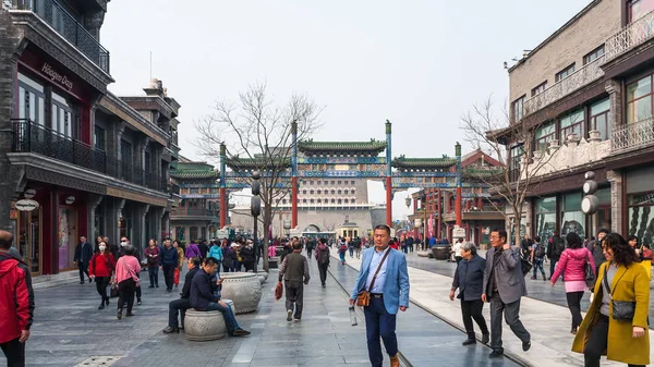 Tourists near Qianmen gate in Beijing — Stock Photo, Image