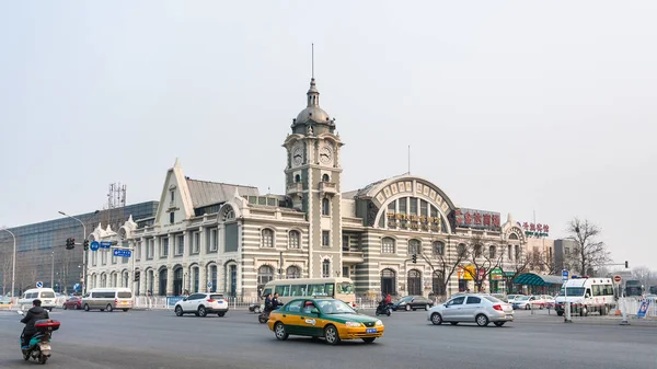 Otomobil ve Zhengyangmen Doğu Tren İstasyonu — Stok fotoğraf