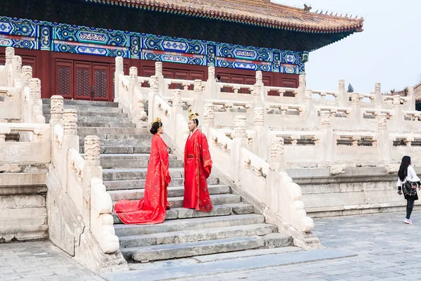 Para w czerwone sukienki na kroki sali kultu — Zdjęcie stockowe