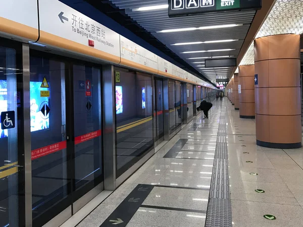 Tren subterráneo en la estación de Zhushikou en Beijing —  Fotos de Stock