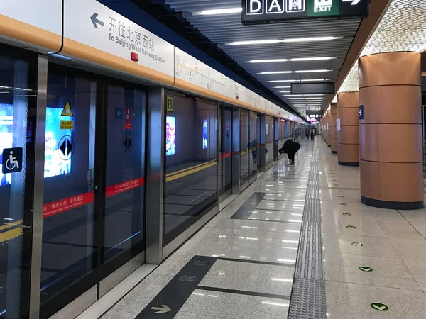 Metro araba Zhushikou istasyonu yakın kişi — Stok fotoğraf