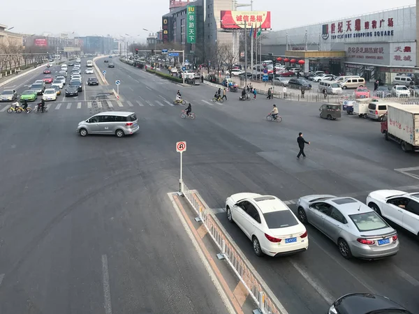 Above view of street and people on crossing — Stock Photo, Image